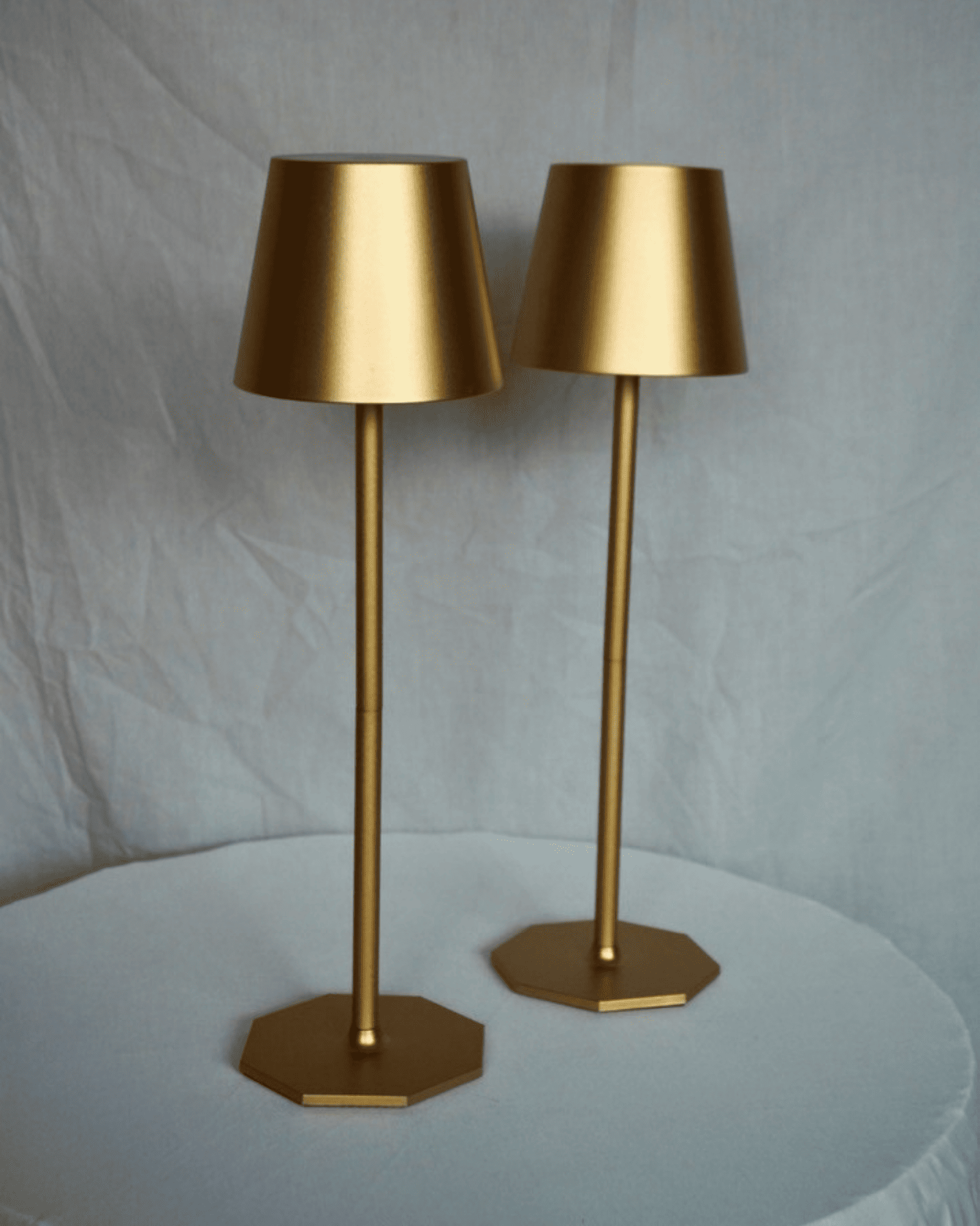 Lampe dorée – base hexagonale