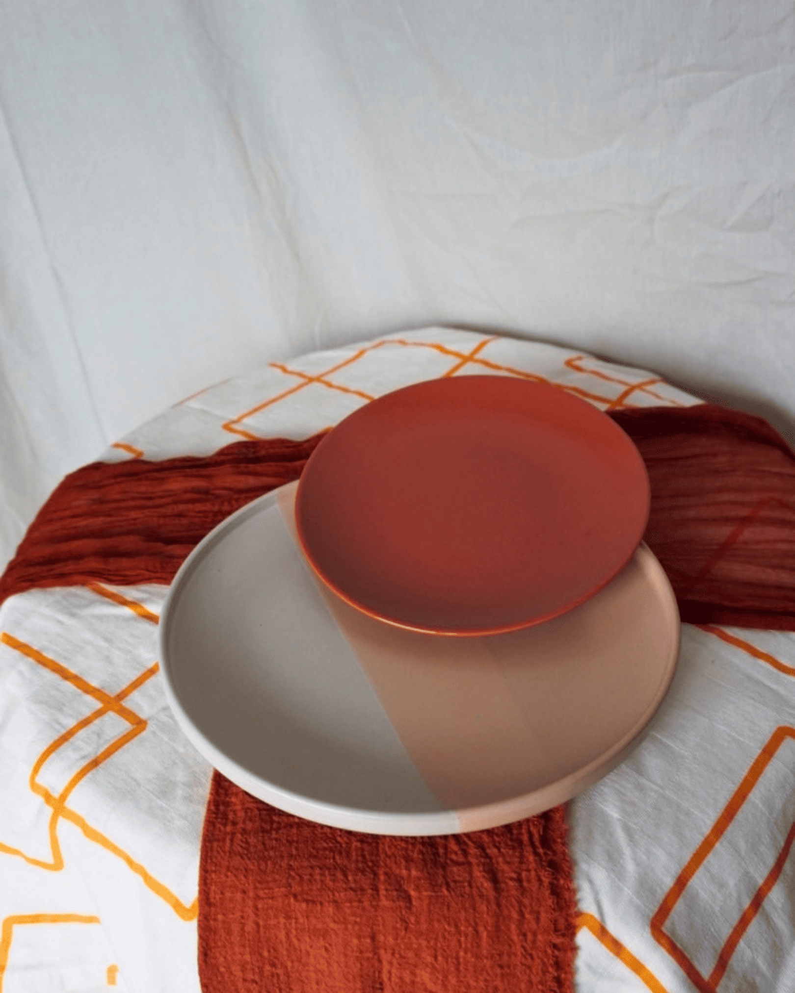 Assiettes en céramique rayées